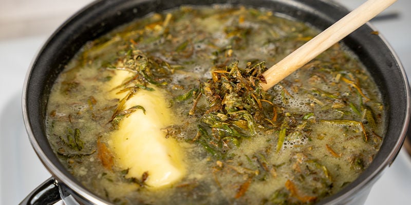 Dopo aver ottenuto una “zuppa” composta da cannabis e burro, dovrete accendere il fornello.