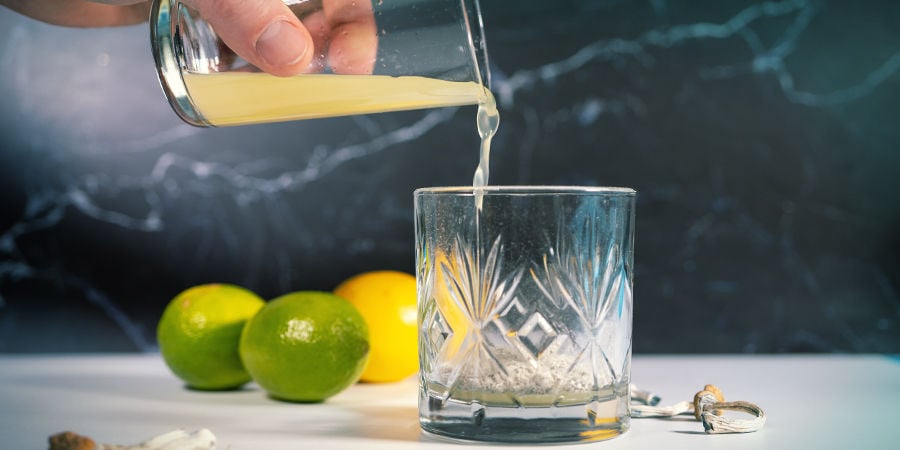 Istruzioni per Preparare il Lemon Tek: Spremete I Limoni E Versate Il Succo Sui Funghi Polverizzati