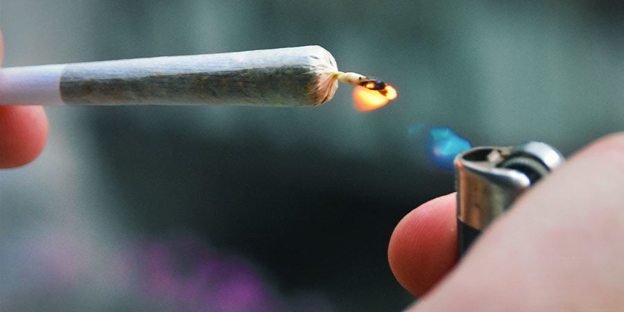 Individuare le Sostanze Contaminanti sulla Cannabis: Fate Attenzione al Momento di Accendere Spinelli, Pipe o Bong