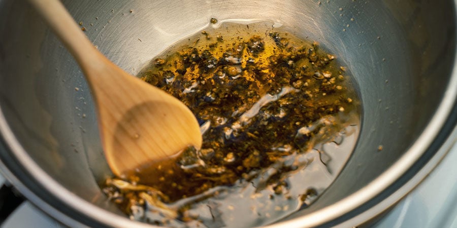 Preparate un sistema di cottura a bagnomaria e scaldate la miscela di olio di cocco e cannabis 