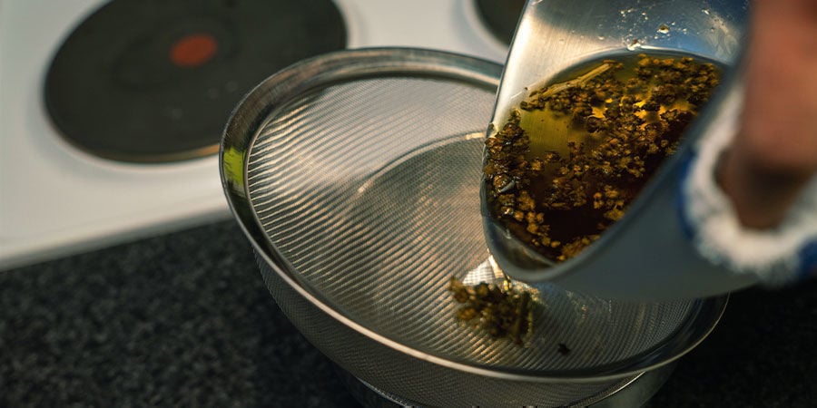 Separate la cannabis dall’olio usando un setaccio a trama fine
