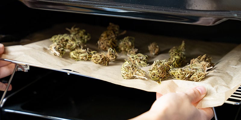 Come decarbossilare le cime di cannabis nel forno