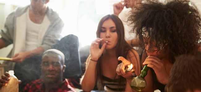 consumo della cannabis con un gruppo di amici